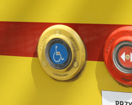 zdjęcie guzika dla niepełnosprawnych na autobusie