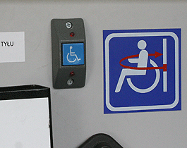 zdjęcie guzika dla niepełnosprawnych w autobusie