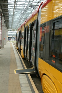 zdjęcie pochylni dla niepełnosprawnych w tramwaju
