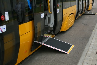 zdjęcie pochylni dla niepełnosprawnych w tramwaju