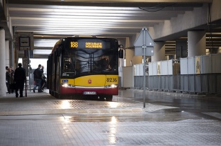 zdjęcie autobus na lotnisku